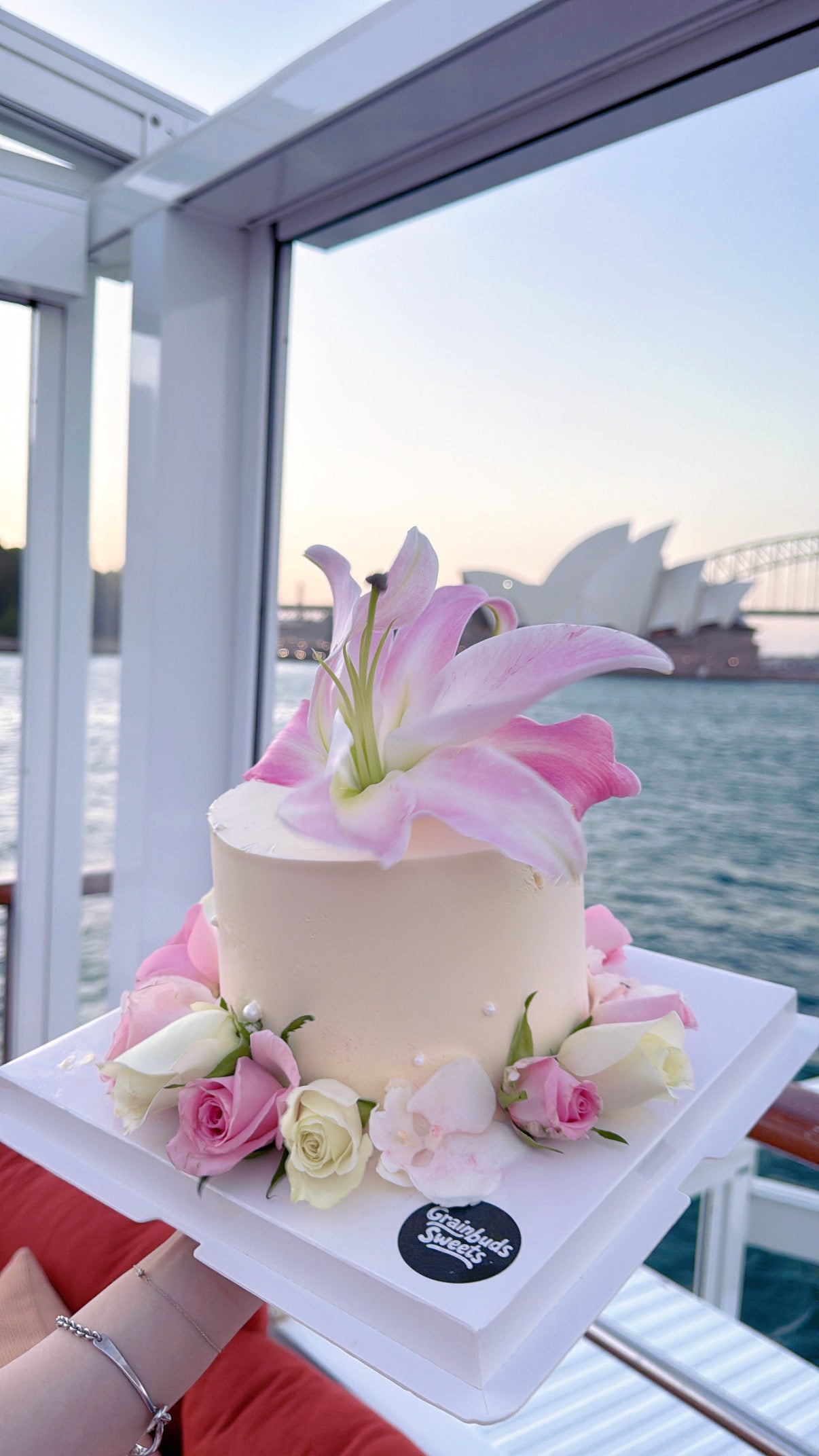 Fresh Lily&rose flower Cake