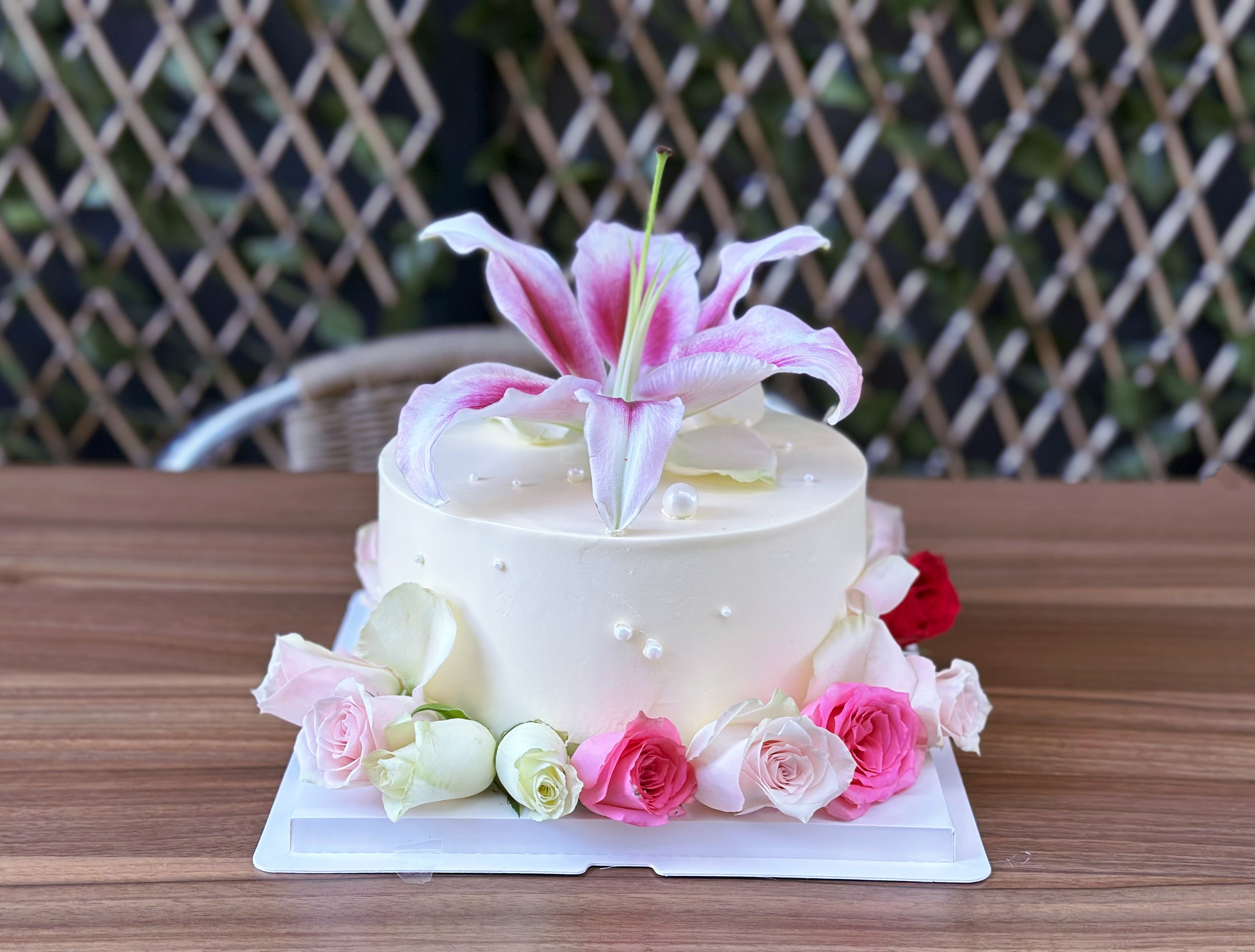 Fresh Lily&rose flower Cake